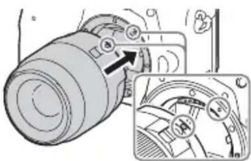 SONY Alpha ILCA68K - Kiinnitä objektivi kohdistamalla objektivissa ja kamerassa olevat oranssit merkit (kohdistusmerkit). - 1