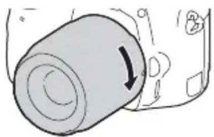 SONY Alpha ILCA68K - Enquanto empurra a objetiva ligeiramente na direção da-camera, rode a objetiva no sentido horário até dar estaldo na posicao bloqueada. - 1