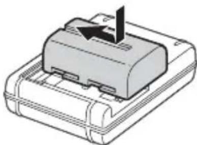 SONY Alpha ILCA68K - Aseta akku akkulaturiin. - 1