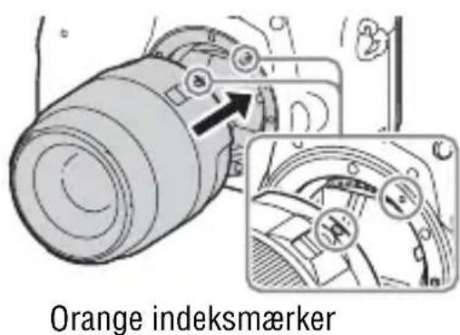 SONY Alpha ILCA68K - Monter objektivet ved at rette de orange indeksmærker (monteringsindeks) på objektivet og kameraet ind after hinanden. - 1