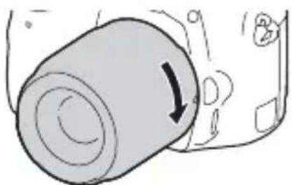 SONY Alpha ILCA68K - Mientras empuja el objetivo ligeramente hacer la CAMERA, girelo en el sentido de las manecillas del reloj hasta que produzca unchasquido en posicion bloqueada. - 1