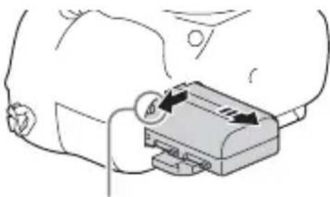 SONY Alpha ILCA68K - De accu eruit halen - 1