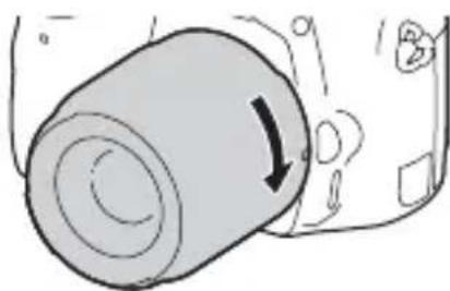 SONY Alpha ILCA68K - Drehen Sie das Objektiv im Uhrzeigersinn, während Sie es leicht gegen die Kamera drücken, bis es in der Verriegelungsposition einrastet. - 1