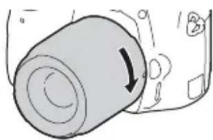 SONY Alpha ILCA68K - Mens du forsigtigt skubber objektivet mod kameraet, skal du dreje objektivet med uret, indtil det klikker på plads i den lately position. - 1