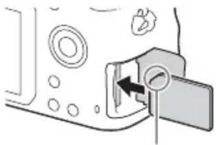 SONY Alpha ILCA68K - Setzen Sie eine Speicherkarte ein. - 1