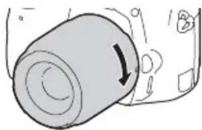 SONY Alpha ILCA68K - Työnnä objektiivia kevyesti kameraan pän ja kännä objektiivia myötäpäävään, kunnes se lukittuu paikalleen. - 1