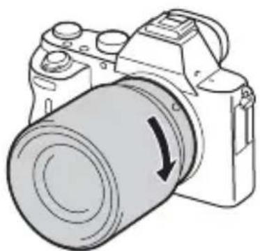 SONY Alpha ILCE7M2K - Työnnä objektiivia kevyesti kameraan päin ja käännä objektiivia myötäpäivään, kunnes se lukittuu paikalleen. - 1