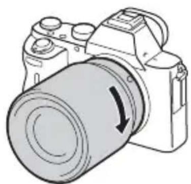 SONY Alpha ILCE7M2K - Enquanto empurra a objetiva ligeiramente na direção da câmara, rode a objetiva no sentido horário até dar estalido na posição bloqueada. - 1