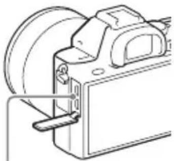 SONY Alpha ILCE7M2K - Kytke kamera verkkolaitteeseen (mukana) micro USB -kaapelilla (mukana) ja kytke sitten verkkolaite pistorasiaan. - 2