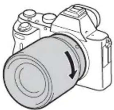 SONY Alpha ILCE7M2K - Drehen Sie das Objektiv im Uhrzeigersinn, während Sie es leicht gegen die Kamera drücken, bis es in der Verriegelungsposition einrastet. - 1