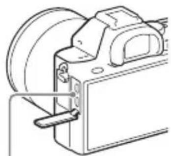 SONY Alpha ILCE7M2K - Conecte la cámara al adaptador de ca (suministrado) utilizando el cable micro USB (suministrado), y conecte el adaptador de ca a la toma de corriente de la pared. - 2