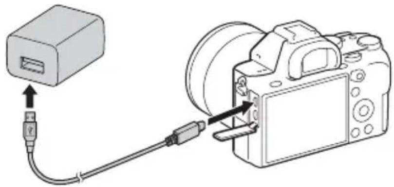 SONY Alpha ILCE7M2K - Sluit de camera aan op de netspanningsadapter (bijgeleverd) met behulp van de micro-USB-kabel (bijgeleverd), en sluit de netspanningsadapter aan op een stopcontact. - 1