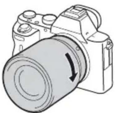 SONY Alpha ILCE7M2K - Terwijl u de lens licht tegen de camera aan duwt, draait u de lens rechtsom totdat deze in de vergrendelde positie klikt. - 1