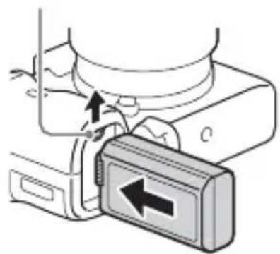 SONY Alpha ILCE7M2K - Caricamento del pacco batteria - 3
