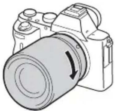 SONY Alpha ILCE7M2K - Tout en poussant doucement l'objectif vers l'appareil, tournez l'objectif dans le sens des aiguilles d'une montre jusqu'à ce qu'il s'enclenche en position verrouillée. - 1