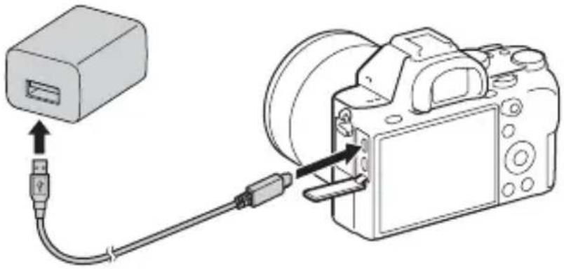 SONY Alpha ILCE7M2K - Kytke kamera verkkolaitteeseen (mukana) micro USB -kaapelilla (mukana) ja kytke sitten verkkolaite pistorasiaan. - 1