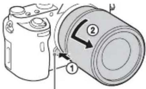 SONY Alpha ILCE7M2K - So nehmen Sie das Objektiv ab - 1