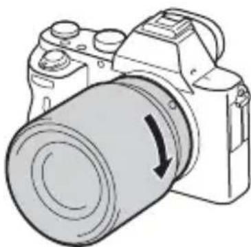 SONY Alpha ILCE7M2K - Mens du forsigtigt skubber objektivet mod kameraet, skal du dreje objektivet med uret, indtil det klikker på plads i den läste position. - 1