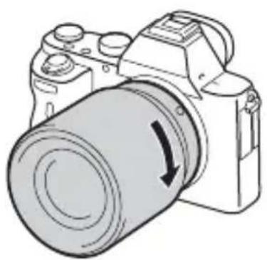 SONY Alpha ILCE7M2K - Skyv objektivet forsiktig mot kameraet mens du dreier det med klokken, inntil det går i inngrep med et klikk. - 1