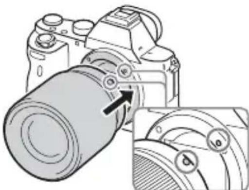 SONY Alpha ILCE7M2K - Montare l'obiettivo allineando i contrassegni bianchi degli indici (indici di montaggio) sull'obiettivo e sulla fotocamera. - 1