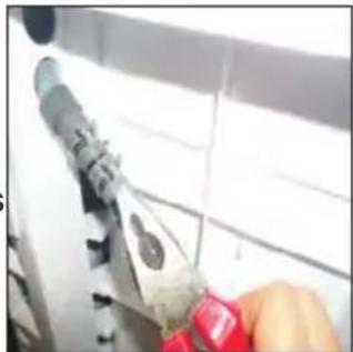 HOOVER DNC D913BXS - Coloque a mangueira como demonstrado: - 1