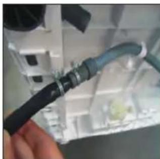 HOOVER DNC D913BXS - Coloque a mangueira como demonstrado: - 3