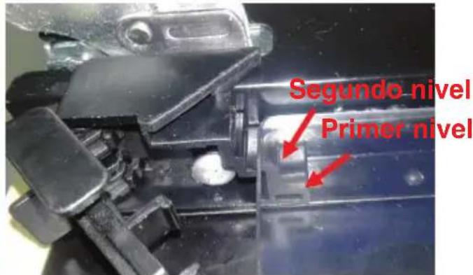 BLAUPUNKT 5B36P 0250 - Instrucciones para sustituir la cubierta del marco de la puerta y los soportes giratorios - 25
