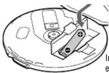 SONY DNE321 - Introduzca la pila LR6 (tamaño AA) (no suministrada) haciendo coincidir la polaridad ⊕ con la marca que aparece en el interior del compartimento y cierre la tapa hasta que haga clic. - 1