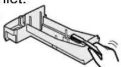 SHARP KC930EUW - Spoel de binnenkant van de luchtbevochtigingsbakuit met handwarm water om vuil te verwijdersen. - 1
