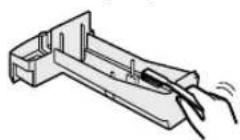 SHARP KC930EUW - Spülen Sie das Innere der Luftbefeuchtungswanne mit lauwarmem Wasser ab, um evtl. vorhandene Verunreinigungen zu beseitigen. - 1