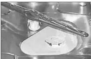 INDESIT DI 450 A.C - Cleaning the Sprayer Arms - 1