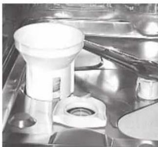 INDESIT DI 450 A.C - Loading the Salt into the Softener - 1