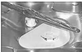 INDESIT IDL 75 S EU .2 - Cleaning the sprayer arms. - 1