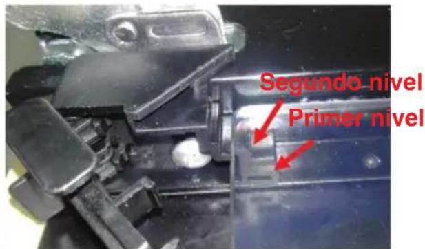 BLAUPUNKT 5B36N 0250 - Instrucciones para sustituir la cubierta del marco de la puerta y los soportes giratorios - 28