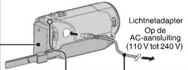JVC Everio GZE200WE - Het accupack opladen - 2