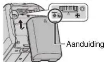 JVC Everio GZE200WE - Het accupack opladen - 1