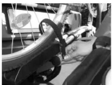 Eufab Jake White - Montaggio della bicyclicta sul portabiciclette - 2