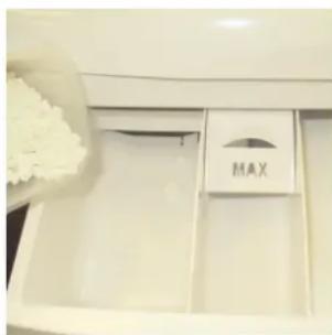 HOOVER HNF 68785S - Mettez le détergent dans la machine - 1