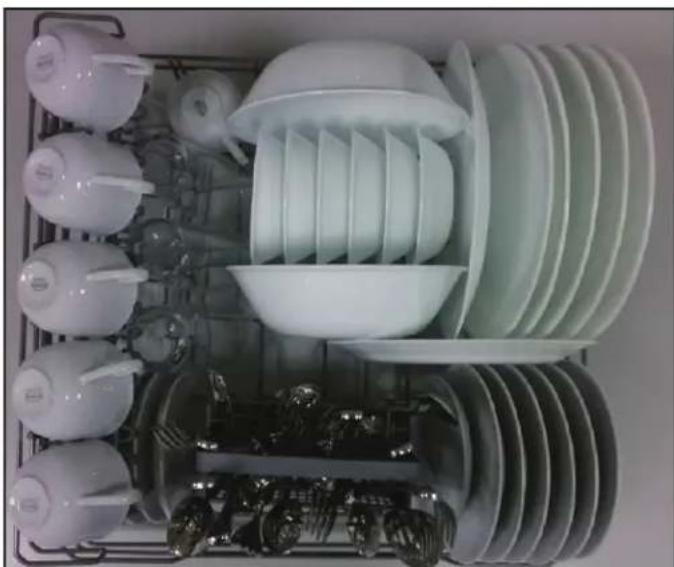 DANBY DDW631SDB - LOADING THE CUTLERY BASKET - 2