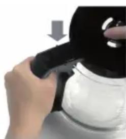 Klarstein 10032866 - Retirer et remetre en place le couvercle de la carafe en verre - 3