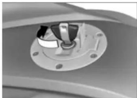 BMW K 1600 GTL (2018) - Contact du carburant sur les surfaces en matière plastique - 1