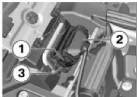 BMW K 1600 GTL (2018) - Manipulation inadaptée lors du retrait du connecteur de diagnostic pour le diagnostic embarqué - 2