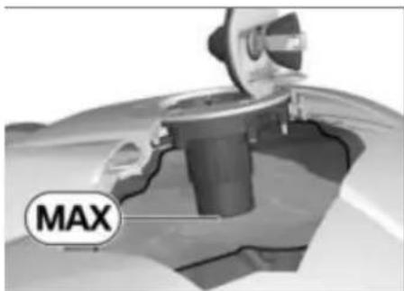 BMW K 1600 GTL (2018) - Contact du carburant sur les surfaces en matière plastique - 2