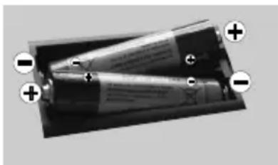 Tucson TL32DLED309B16 - Insertion des piles dans la télécommande - 1