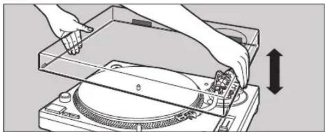 TECHNICS EAHT700 - Tout en maintainant le couvercle anti-poussière des deux côtes, mettez-le en place en alignant ses quatrecoins sur les quatre coins de l'appareil. - 1
