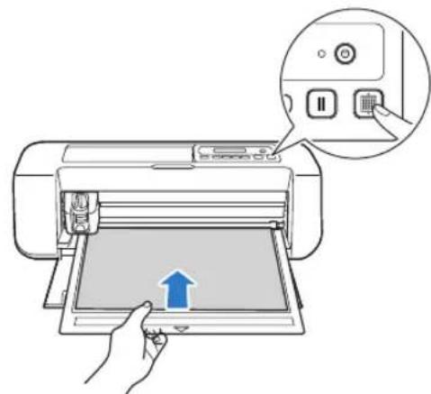 BROTHER DC200 - Tout en maintainant le support à plat et en l'insérant légèrement dans la fente d'entrainment, appuyez sur le panneau de commande. - 2