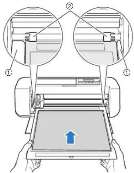 BROTHER DC200 - Tout en maintainant le support à plat et en l'insérant légèrement dans la fente d'entrainment, appuyez sur le panneau de commande. - 1