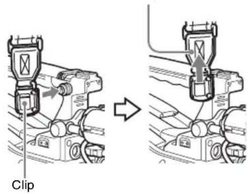 SONY PMW350L - Placez l'un des clips sur un des points de fixation de la bandoulière. - 1