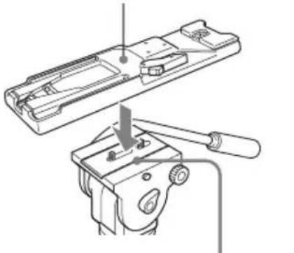 SONY PMW350L - Fixez l'adaptateur de trépied VCT-14/U14 optionnel au trépied. - 1