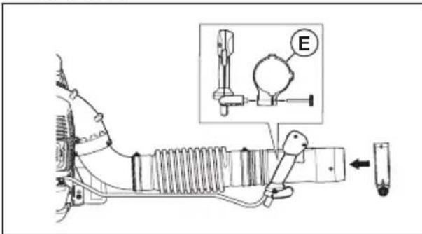 HUSQVARNA 360BT - Montar o tubo do soprador e o punho de controlo no produto - 2